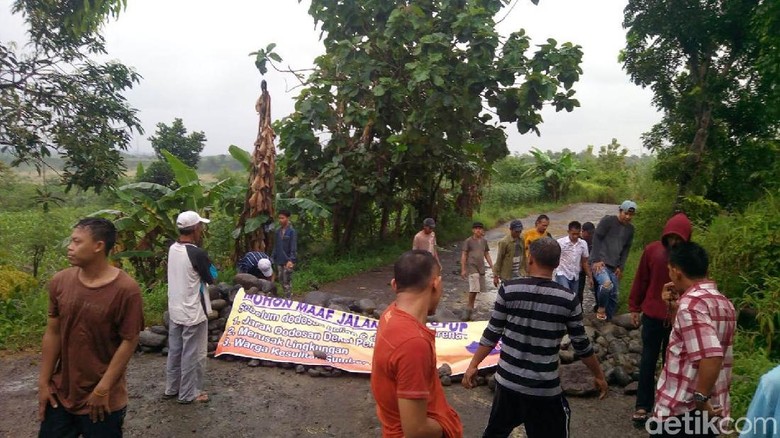 Lingkungan Rusak, Warga Tegal Blokir Tambang Pasir Lingkungan Rusak, Warga Tegal Blokir Tambang Pasir