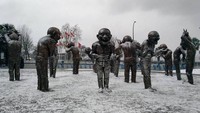 Patung tertawa ini bernama A-maze-ing Laughter. Patung yang dibuat seniman Tiongkok bernama Yue Minjun ini dipasang saat Vancouver International Sculpture Biennale tahun 2009 di Kanada ((lag.eva/Instagram)