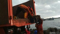 Pasukan oranye dibekali keranjang pengangkut sampah. Dikerahkan kapal fiber untuk mengangkut sampah ke Dermaga Kali Adem. Dari situ, sampah diangkut truk   ke Bantar Gebang, Bekasi. Foto: Dok. UPK Badan Air DLH.