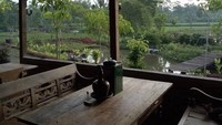 Pemandangan hijau yang bisa dilihat dari dalam Waroeng Belik. Sambil menikmati semilir angin. Foto: Instagram @waroeng_belik