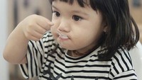 Pasti tahu siapa ini. Ya! Ini Gempita, anak Gading Marteen dan Gisela Anastasia. Duh, makan es krim aja bahagia banget ekspresinya! Foto: Instagram @gisel_la
