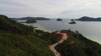 Seperti diketahui, objek wisata Mandeh sudah dikenal baik di dalam dan luar negeri karena memiliki pulau-pulau eksotis dan wisata bahari diantaranya Pulau Traju, Pulau Setan Besar dan Kecil, Pulau Sironjang Besar dan Kecil dan Pulau Cubadak. Foto: Dok. Ditjen Bina Marga PUPR