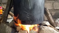 Widih, wedang jahe dan kopi jahe dimasak langsung dengan kayu bakar. Pasti aromanya mantap ya! Foto: Instagram @waroeng_belik