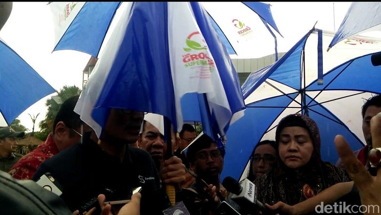 Momen Lucu Saat Tiba-tiba Muka Sandiaga Tertutup Payung Momen Lucu Saat Tiba-tiba Muka Sandiaga Tertutup Payung