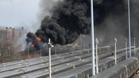 Kebakaran terjadi pada Jumat (16/3) waktu setempat. Banyak perjalanan kereta terganggu karena pabrik berlokasi di dekat Long Island Rail Road (LIRR). (Foto: Dok. MTA LONG ISLAND RAIL ROAD via REUTERS)