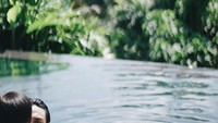 Pasangan muda Ayudia Bing Slamet dan Dito juga tak melewatkan momen seru sarapan sambil berenang. Makin seru karena mereka juga mengajak si kecil. Foto: Instagram