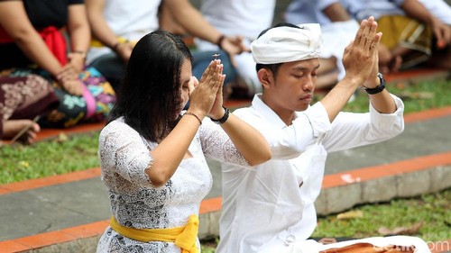 Umat Hindu merayakan hari Nyepi di pura tertua di Jakarta yaitu Pura Aditya Jaya, Rawamangun, Jakarta Timur.