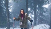 Leaving footprints in the snow, tulisnya pada keterangan foto saat ia berpetualang ke Jerman. (Foto: Instagram/yofina)