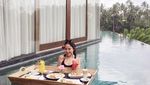 8 Artis yang Liburan di Bali Sambil Nikmati Floating Breakfast