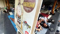 Suasana di Pura Aditya Jaya tampak hening, ada sejumlah umat yang bersembahyang, membaca buku, tidur atau duduk di balai sekitar pura, kesunyian memang menjadi nuansa khas nyepi setiap tahunnya.