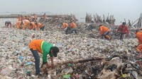 Petugas tidak lagi memilah jenis sampah yang ada di sana. Sampah organik dan anorganik tersebut akan segera dikirim ke Bantar Gebang.
