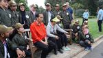 Foto: Berjaket Merah, Jokowi Bareng Iriana Olahraga Pagi di Sydney