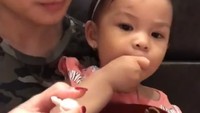 Natusha Olivia Alinskie, anak pertama dari Chelsea Olivia dan Glenn Alinski. Katanya dia lagi senang untuk makan sendiri. Duh,  Natusha lahap banget makan mie yang diambil pakai tangannya sendiri itu. Foto: Instagram @chelseaoliviaa