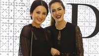 Belum lama ini keduanya hadir dalam acara Dior dibilangan Jakarta Selatan. Foto: Instagram Julie Estelle & Cathy Sharon