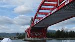 Kepalkan Tangan, Menteri PUPR Selfie di Depan Jembatan Holtekamp