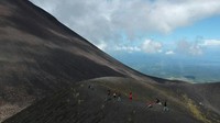 Pendaki berjalan sejauh kurang lebih 2 km naik ke puncak gunung. Padang pasir Gunung Soputan adalah tantangan untuk mereka (Michelle De Jonker/detikTravel)