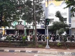 Unik! Lampu Lalu Lintas di Lebak Bulus Ini Bisa Nyanyi