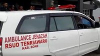 Dari video yang diunggah di akun Facebook, terlihat duka mendalam Alga saat mobil ambulans RSUD Tenriawaru tiba di halaman LP.