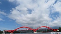 Ada dua span atau bentang tengah yang terpasang di Jembatan ini. Masing-masing memiliki tinggi 20 meter, lebar 26 meter, panjang 112,5 meter dan berat 2.000 ton.