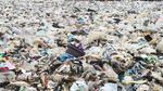 Pasukan Oranye Gotong Royong Bersihkan Lautan Sampah