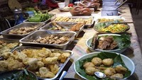Disajikan secara prasmanan, Anda bisa memilih sesuka hati. Mulai dari nasi uduk, ayam Jawa belik, nasi bakar hingga ayam semur dengan harga terjangkau. Foto: Instagram @waroeng_belik