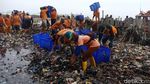Foto: Kapal Fiber Pengangkut Lautan Sampah di Teluk Jakarta