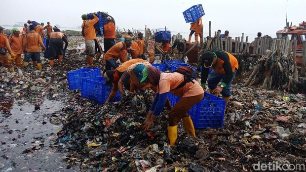 Pengerjaan dilakukan secara manual menggunakan tangan