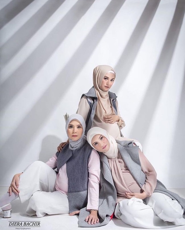 Di foto lainnya, mereka juga kompak mengenakan outerwear dari Ernesto Abram. Gaya hijab ketiganya selalu simple. Mereka hanya tampil mengenakan satu jarum peniti di bawah dagu mereka. Meski simple, ketiganya tampak sangat cantik. Foto: Instagram