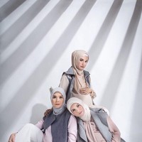 Di foto lainnya, mereka juga kompak mengenakan outerwear dari Ernesto Abram. Gaya hijab ketiganya selalu simple. Mereka hanya tampil mengenakan satu jarum peniti di bawah dagu mereka. Meski simple, ketiganya tampak sangat cantik. Foto: Instagram