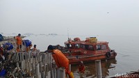 Sudin LH Jakarta menyediakan kapal fiber yang dipakai untuk memindahkan sampah di kawasan Hutan Manggrove Ecomarine Muara Angke.