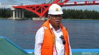 Basuki pun ingin melihat keindahan Jembatan Holtekamp dari laut. Keindahan jembatan tersebut terpadu dengan indahnya bukit-bukit di Jayapura.