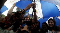 Sontak para wartawan dan pejabat Pemprov DKI Jakarta tertawa melihat hal itu. Itu kualat sama Pak Wali, sebutnya sambil terkekeh. Sebelumnya, saat memberi tanggapan soal penanganan sampah di Teluk Jakarta, Sandiaga sempat menyebut Wali Kota Jakarta Utara Husein Murad.