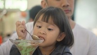 Begini gaya Kala Madali Bramantyo kalau lagi makan es krim. Dunianya langsung fokus ke es krim daripada ke abinya. Kala merupakan anak kedua dari Zaskia Adya Mecca dan sutradara terkenal, Hanung Bramantyo. Foto: Instagram @kalamadali
