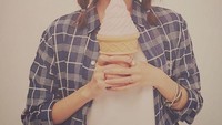 Si mungil Yoona tak mau ketinggalan. Ia makan es krim yang ukurannya tak tanggung-tanggung. Gede banget es krimnya, yakin nggak mau bagi-bagi? Foto: snsdfood