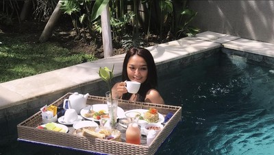 8 Artis yang Liburan di Bali Sambil Nikmati Floating Breakfast
