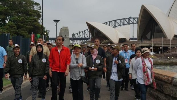 Jokowi dan Iriana Olahraga Pagi di Royal Botanic Garden