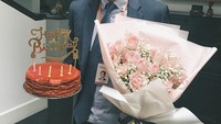 So sweet! Saat ulang tahun, kekasih Maudy datang di pagi hari sambil membawa bunga dan cake ulang tahun. Foto: Instagram maudyayunda