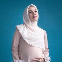 Begitupun dengan Shireen Sungkar yang sedang hamil anak ketiga di usianya ke-26 tahun.  Seperti di kesehariannya, ia tetap tampi syar’i pada pemotretan ini. Foto: Instagram