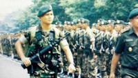 Prabowo Subianto memakai seragam lapangan TNI. Membawa senjata, Prabowo terlihat sangat gagah. (Foto: dok. Facebook Prabowo Subianto)