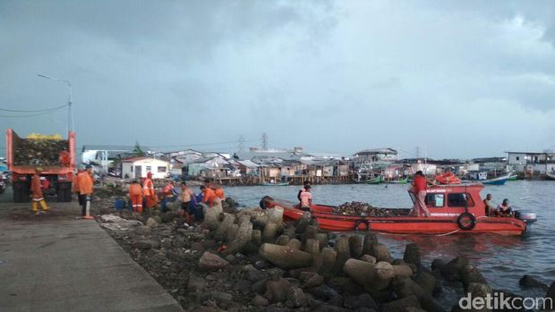Kapal fiber membawa sampah ke dermaga Kali Adem untuk dibawa truk sampah ke Bantar Gebang
