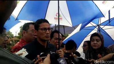 Gimmick Sandi di Ancol: Kantongi Dodol dan Muka Tertutup Payung