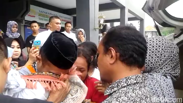 Alga tampak sangat berduka