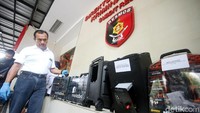 Mereka membobol puluhan bank di seluruh dunia, termasuk bank pelat merah di Indonesia. Sindikat ini membobol 64 bank pada sejumlah negara.
