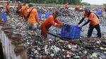 Pasukan Oranye Gotong Royong Bersihkan Lautan Sampah
