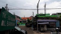 Ada juga pembatas jalan di antara dua jalur jalan yang mengarah ke Pondok Labu dan Pasar Jumat.