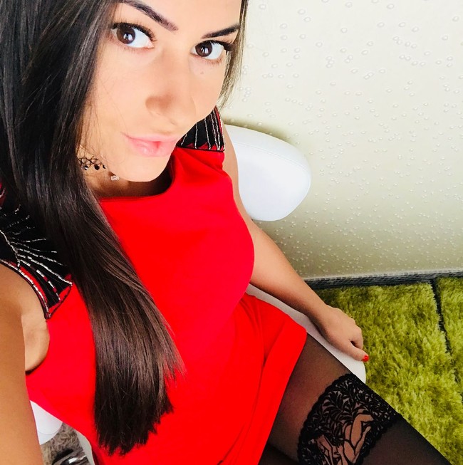 Inna meyakini bahwa dengan berlari dan berenang tanpa busana di tengah temperatur yang dingin membuatnya lebih awet muda dan sehat. Foto: Instagram