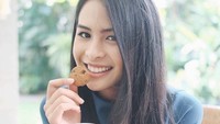 Begini pose manis Maudy saat melahap cookies. Paling enak dicelup ke susu nih! Foto: Instagram maudyayunda