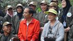 Foto: Berjaket Merah, Jokowi Bareng Iriana Olahraga Pagi di Sydney