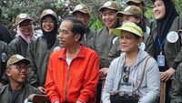 Jokowi memakai kaus berwarna putih dan jaket berwarna merah, dipadukan celana hitam dan sepatu Adidas Yeezy abu-abu.