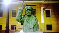 Nenek Rocker atau The Rocker Grandma atau La Abuela rockera merupakan patung nenek berpose rocker di Vallecas, Spanyol. Monumen ini dibuat pada tahun 1999 dan berada di kawasan Stasiun Puente Vallecas.(fercapdepon/Instagram)
